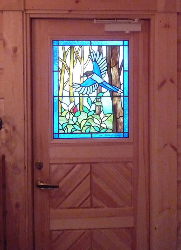 鳥と山の風景をモチーフにデザインしたステンドグラス