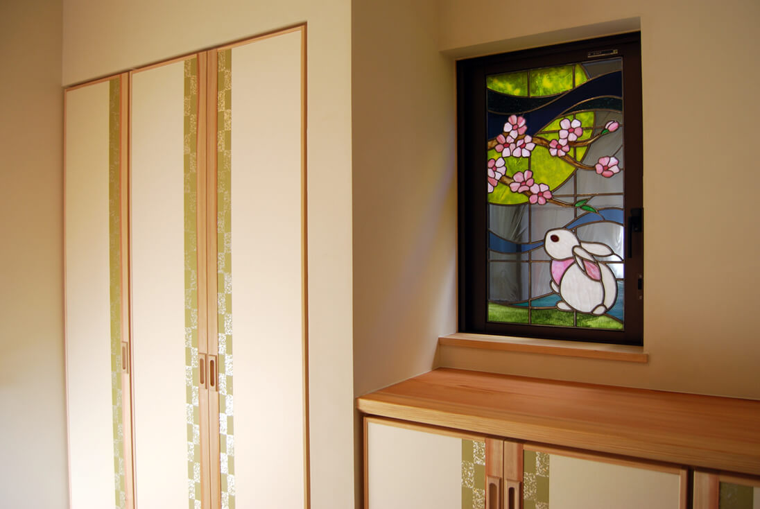 和風のデザイン-005「ウサギと桜」 ウサギのステンドグラスと和風のインテリアの様子