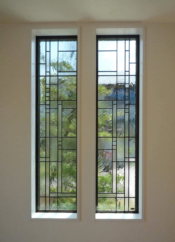 FIX窓に取り付けた庭木の緑が映り込む無彩色のステンドグラス