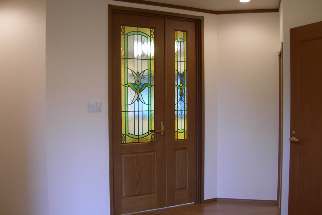 ワンポイントデザイン-002 建具に取り付けたクラシカルモダンなステンドグラス