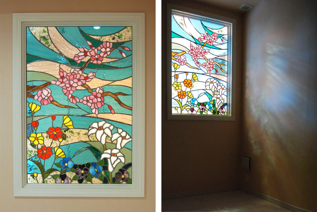 花・植物・風景のデザイン-009「空と花」 ステンドグラス全体とステンドグラスに光が入る様子