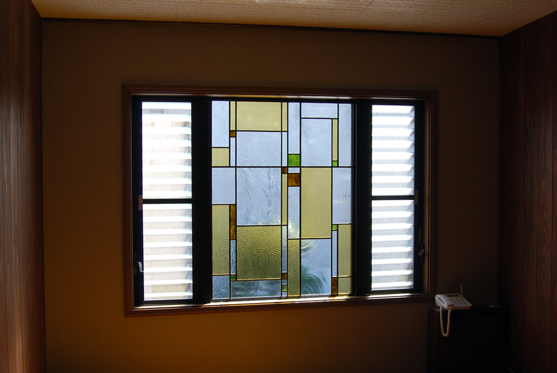 シンプルなデザイン-004 窓に取り付けた幾何学デザインのステンドグラス