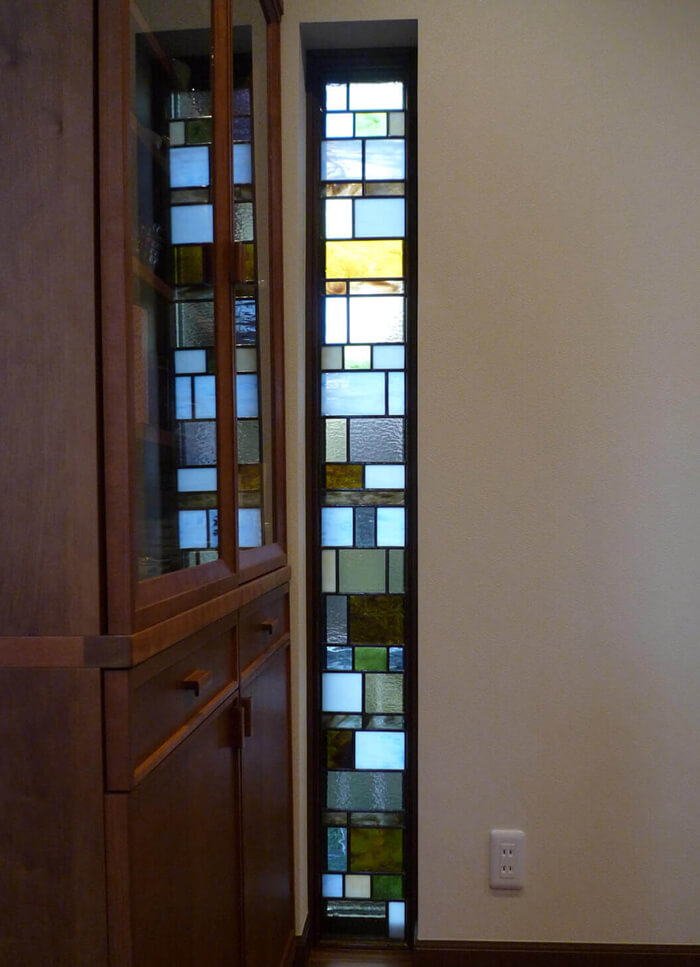 キッチンFIX窓に取り付けた、シンプルモダンのステンドグラス