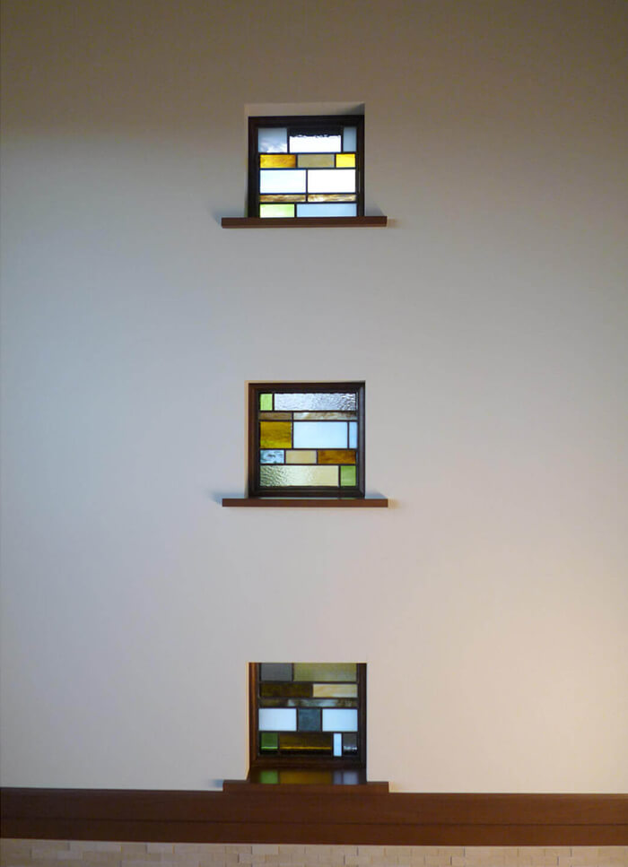 小さなFIX窓に取り付けた、シンプルモダンのステンドグラス3枚組