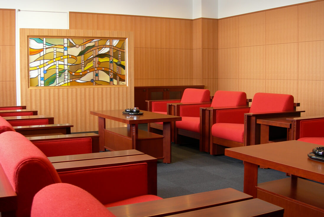 神戸空港旅客ターミナルビル貴賓室内パーテーション 抽象デザインのステンドグラス