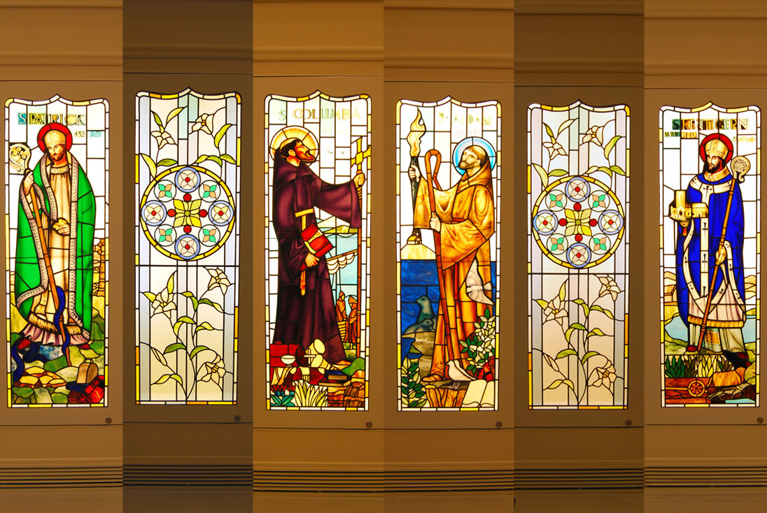 アニヴェルセル豊洲 聖人の絵付けガラスを使用したステンドグラスとユリをデザインしたステンドグラス