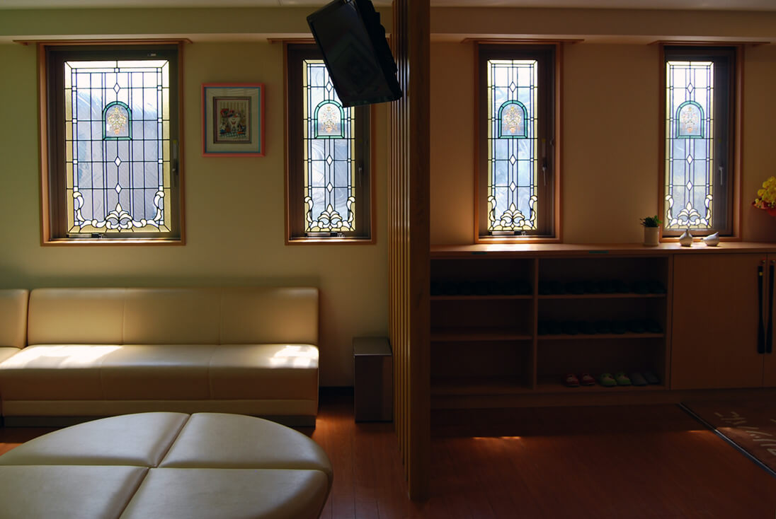 埼玉 たけうちクリニック ヴィクトリアデザインのステンドグラス