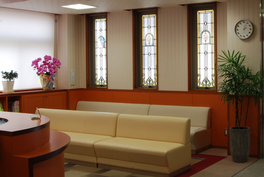 クリニックの受付に取付・施工したステンドグラスの様子