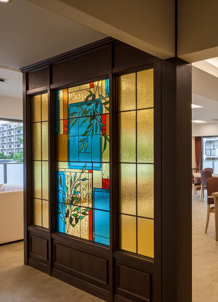 食堂談話室に取り付けたオリーブをデザインしたステンドグラス(イエロー)