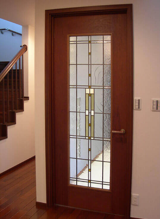 建具（閉じた状態）に取り付けた、シンプルな幾何学デザインのステンドグラス