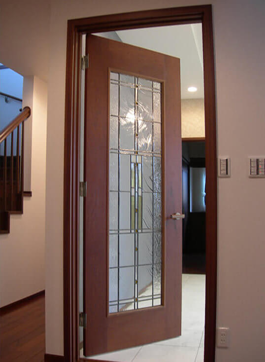 建具（開いた状態）に取り付けた、シンプルな幾何学デザインのステンドグラス