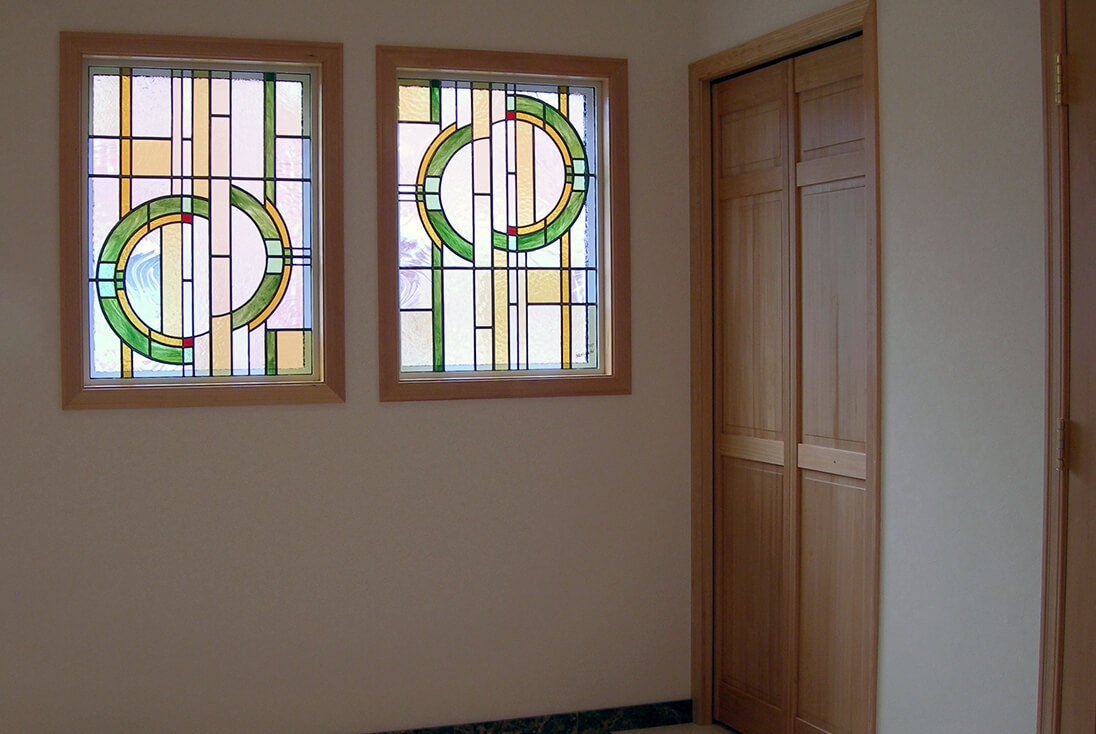 個人邸宅 モダンスタイル-007 FIX窓に取り付けたステンドグラス全体とインテリアの様子
