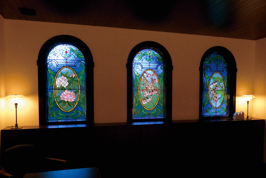 ハイグレードなデザイン-004「桜、アセビ、石楠花」 ステンドグラス全体とインテリアの様子