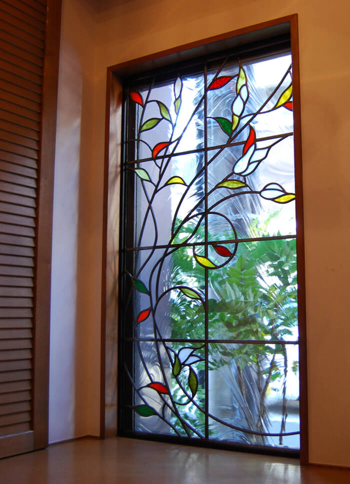 シンプルな蔦と小花のモチーフでデザインしたステンドグラス