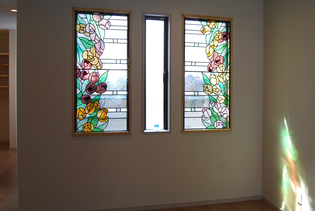花・植物・風景のデザイン-017 チューリップをモチーフにしたステンドグラス