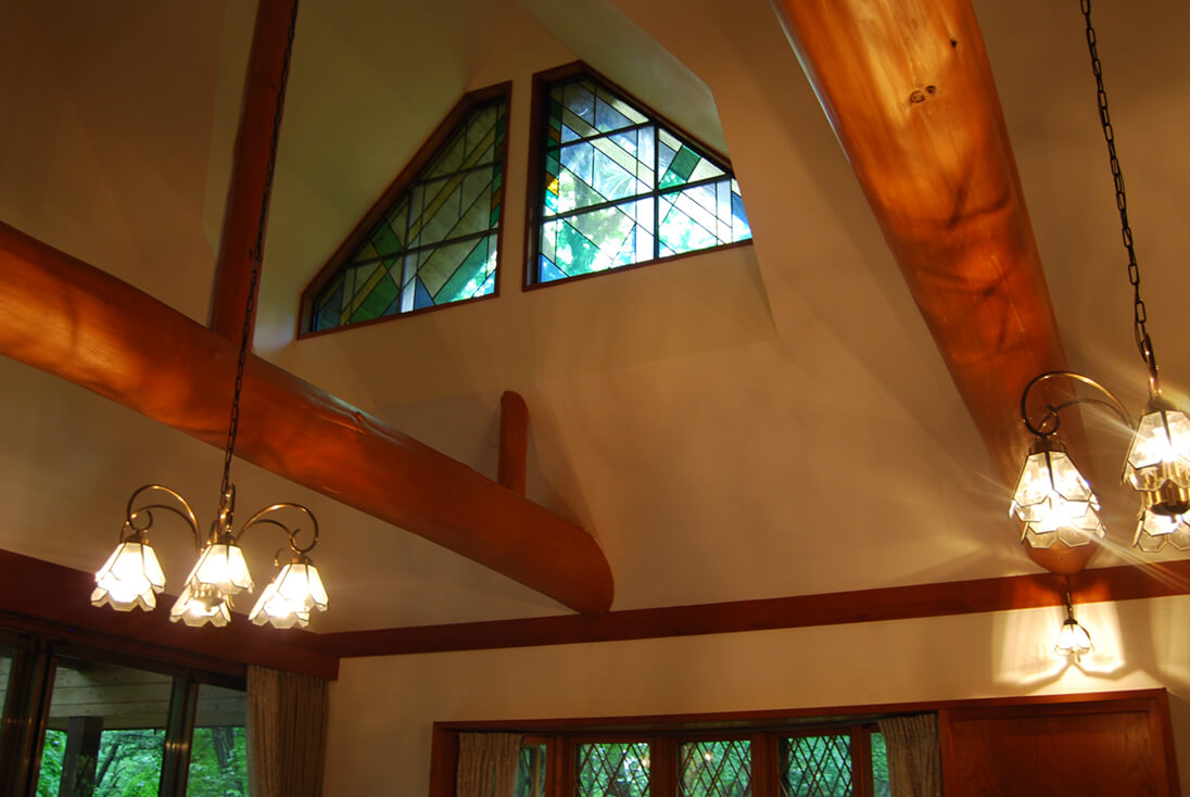 モダンスタイル-005 取り付けたステンドグラス全体とインテリアの様子