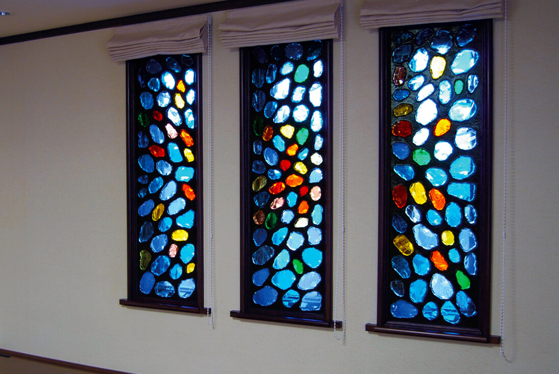 ダル・ド・ヴェール-001 取り付けたステンドグラスの様子