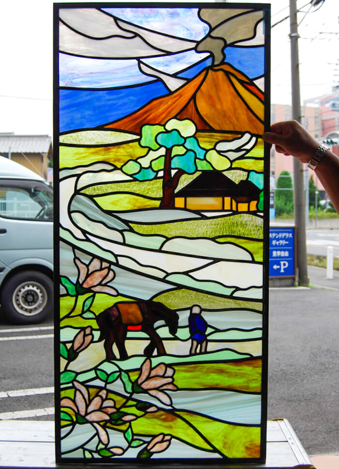 お部屋に取り付けたしなの追分街道の風景のステンドグラス
