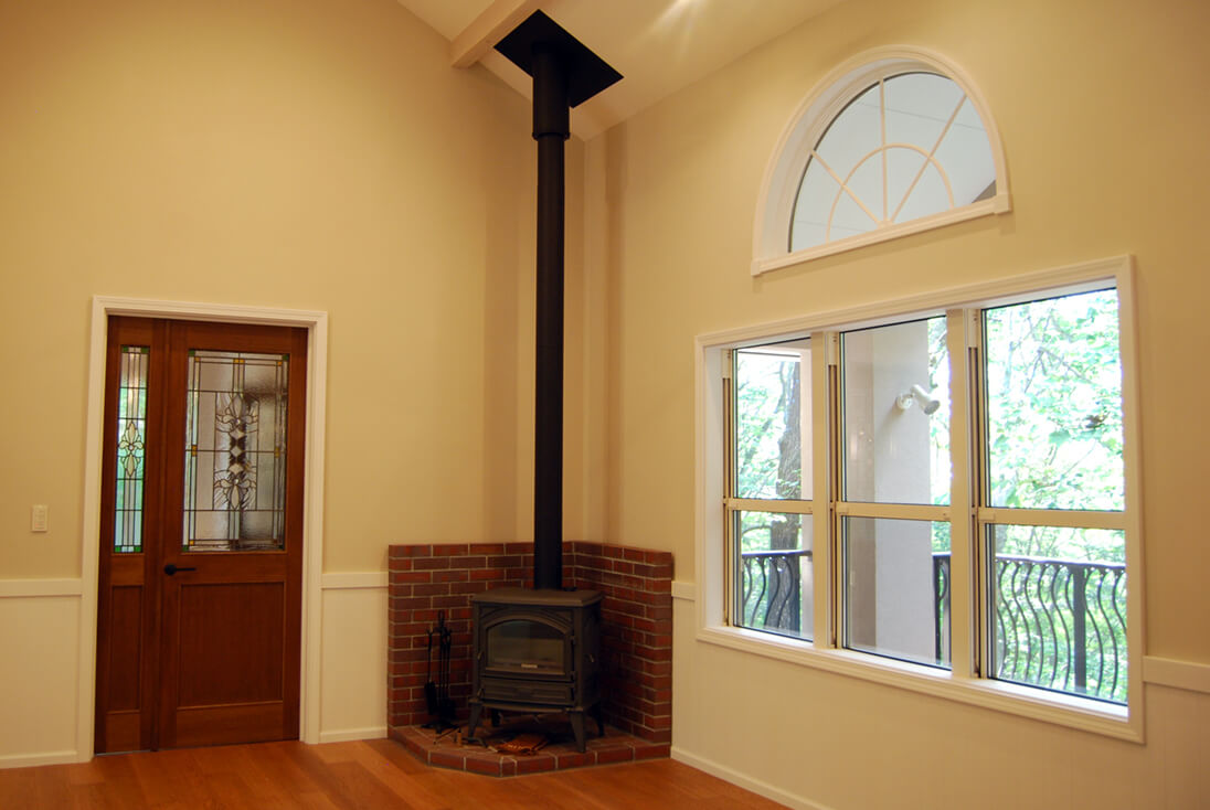 取り付けたステンドグラス全体とインテリアの様子