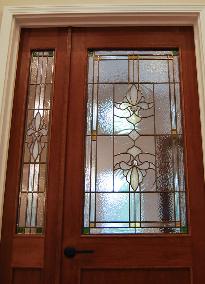 親子ドアに取り付けた、アール・ヌーボー調のデザインのステンドグラス
