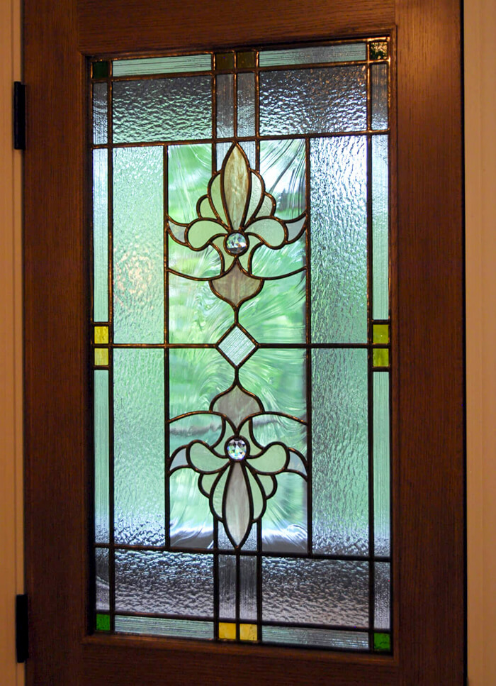 建具に取り付けた、アール・ヌーボー調のデザインのステンドグラス