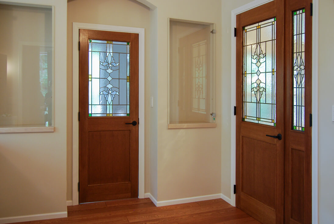 2つの建具に取り付けたアール・ヌーボー調のステンドグラス