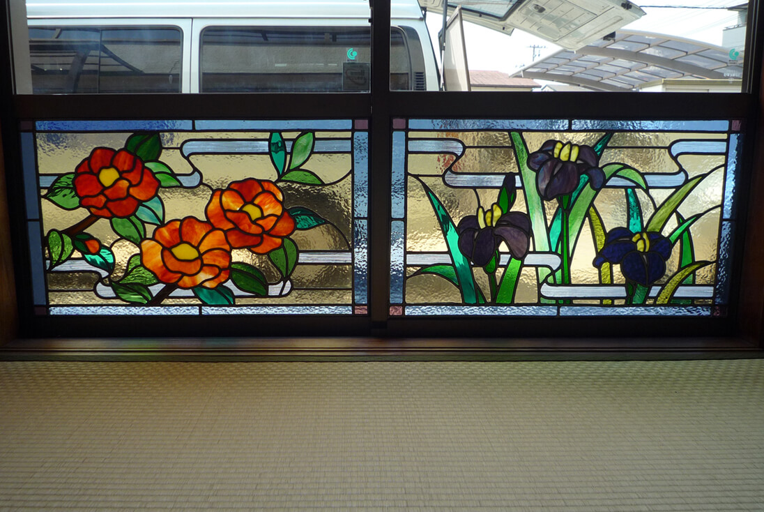花・植物・風景のデザイン-019「椿と菖蒲、向日葵と紫陽花」 取り付けた椿と菖蒲のステンドグラス 