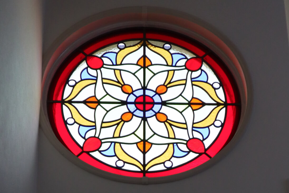 寧心はりきゅう治療院 円形のゴシックデザインのステンドグラス