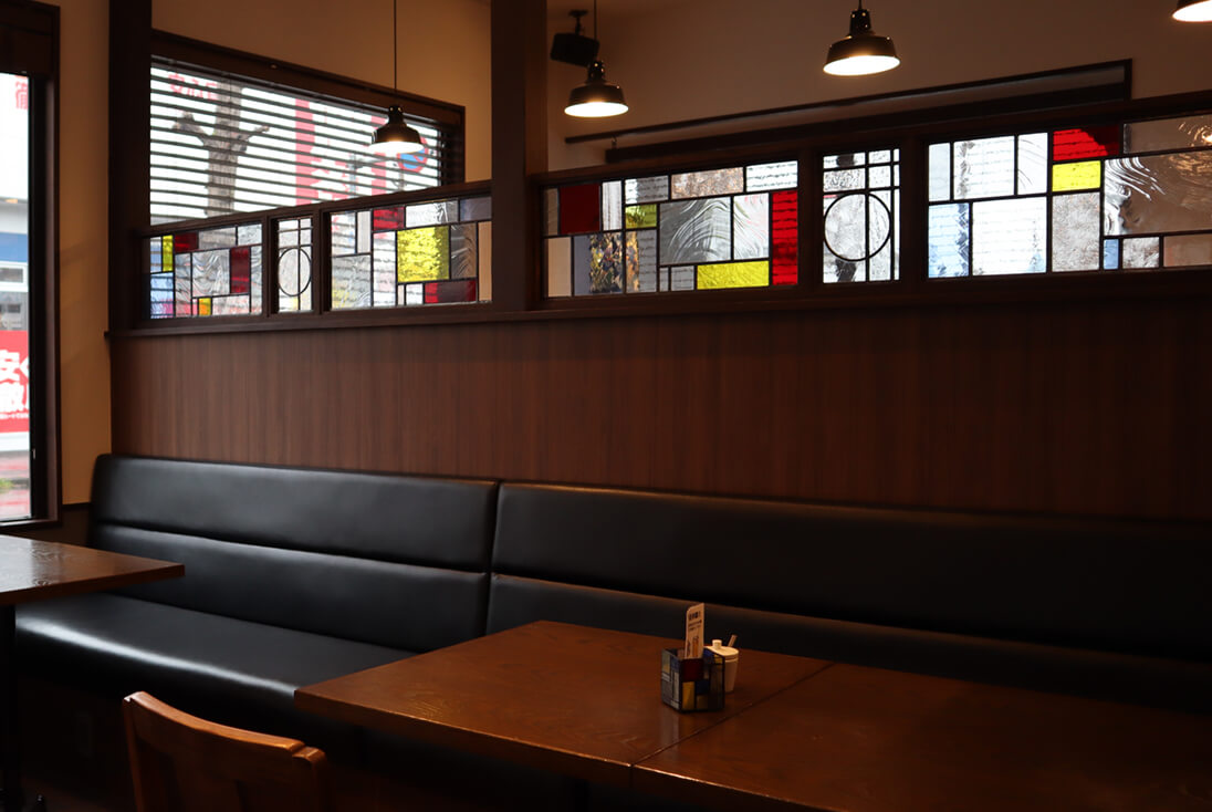 埼玉 SUTTENDO COFFEE 座席のモンドリアン、幾何学デザインのステンドグラス