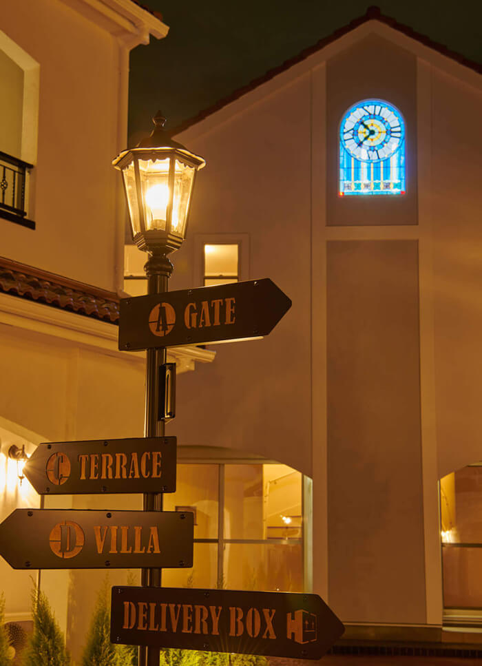 夜のライティングで表情を変えるステンドグラス