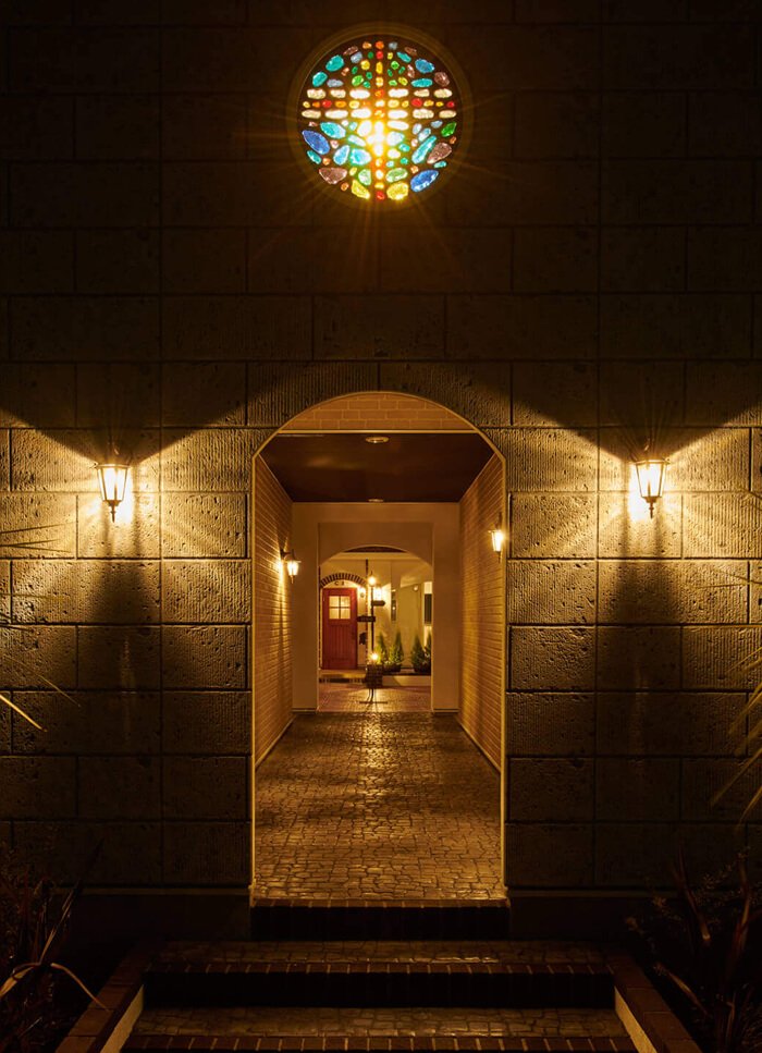 職人がステンドグラスを取り付ける、施工時の様子