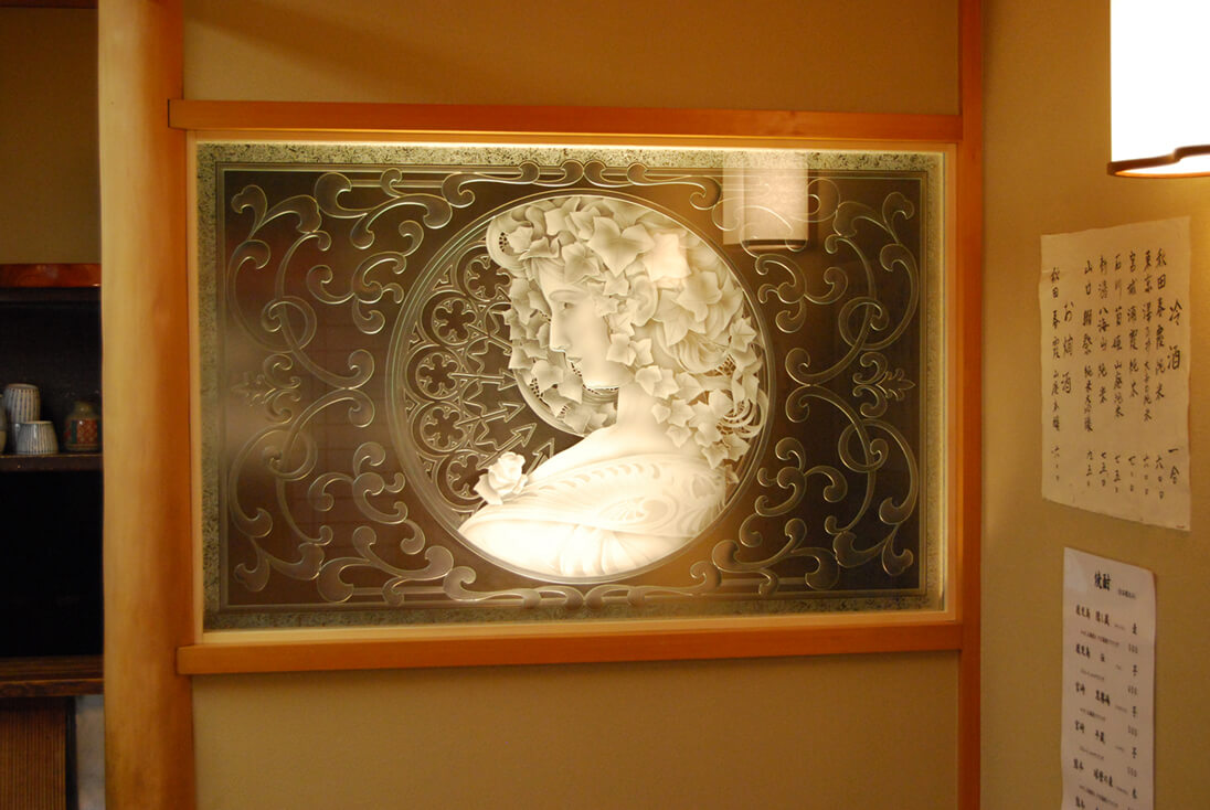 エッチンググラス-008「アール・ヌーボー、ミュシャ」 壁面開口部に取り付けたミュシャのエッチングガラス