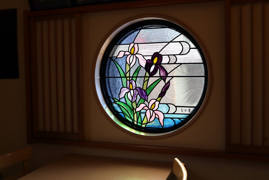 花・植物・風景のデザイン-020「菖蒲」 円形で菖蒲をモチーフにしたステンドグラス