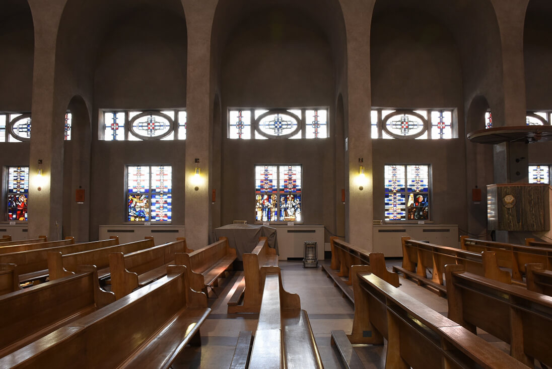 広島 重要文化財 世界平和記念聖堂 修復したステンドグラスを戻した聖堂内（側面の様子）