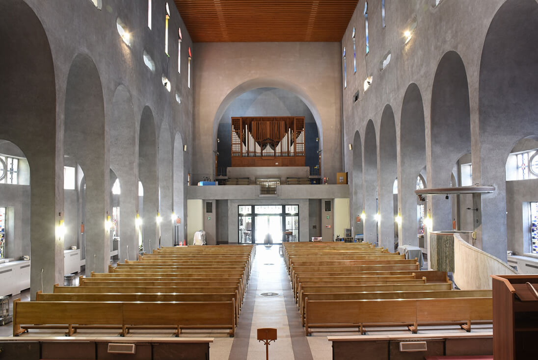 広島 重要文化財 世界平和記念聖堂 修復したステンドグラスを戻した聖堂内（正面からの様子）