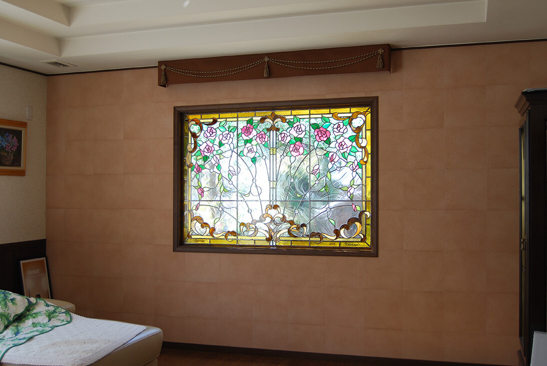 バラ・ブドウのデザイン-010「ヴィクトリアン様式のバラ」 窓に取り付けたバラのステンドグラス