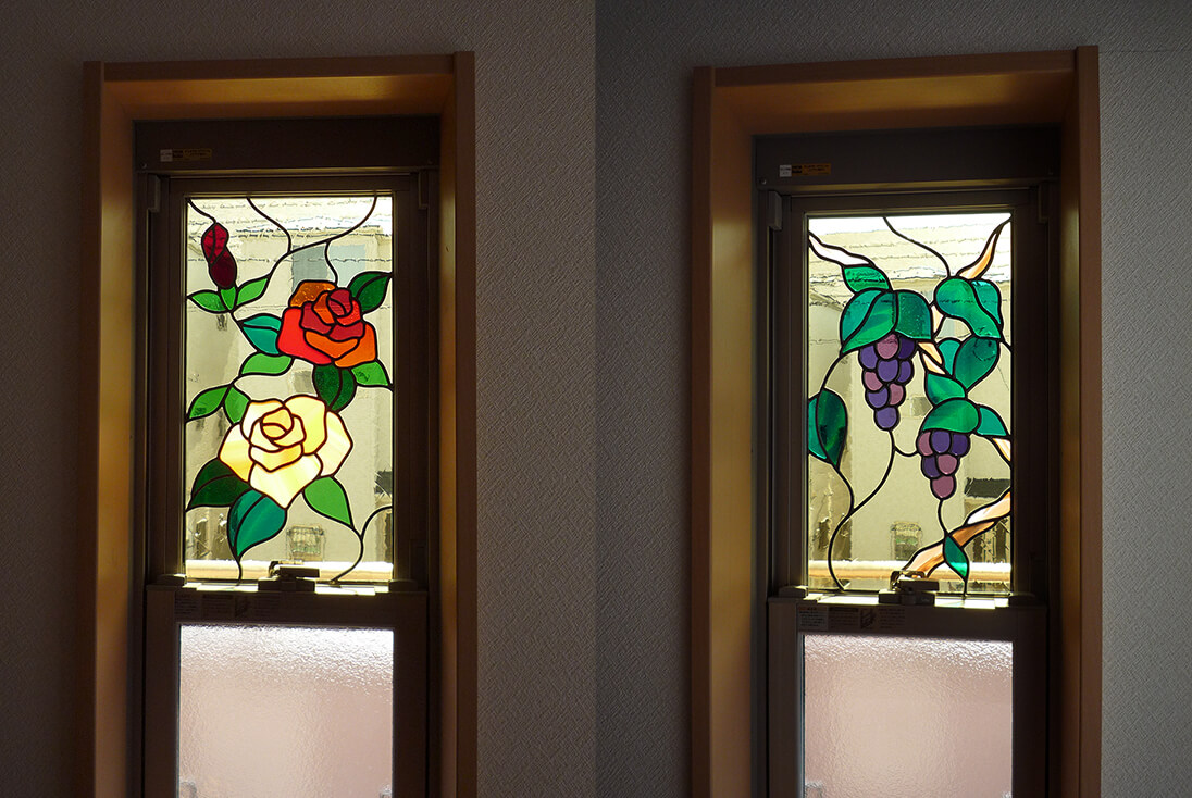 バラ・ブドウのデザイン-011 ステンドグラスのクローズアップ