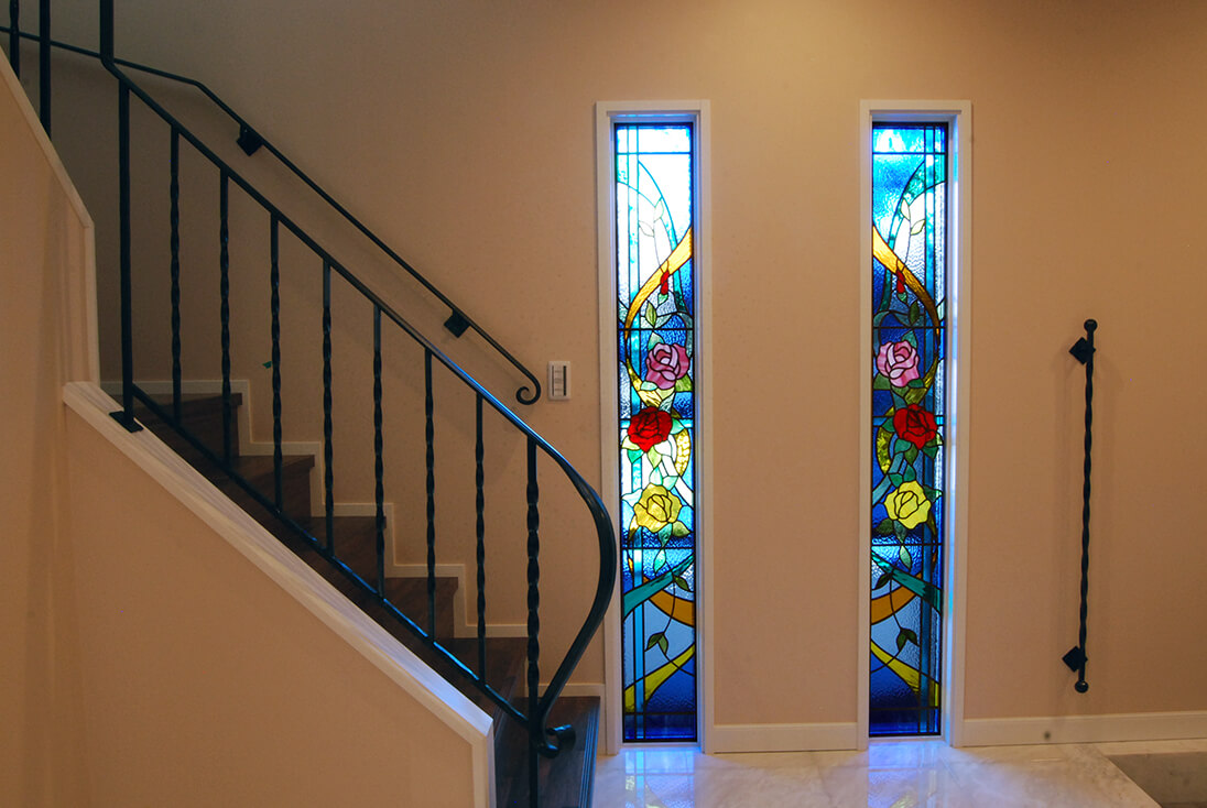 バラ・ブドウのデザイン-008「バラと抽象的なデザイン」 玄関ホールに取り付けたバラのステンドグラス
