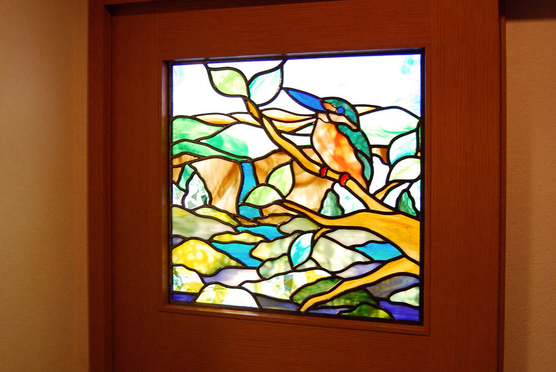 鳥・犬・猫・魚などのデザイン-014「カワセミ」 建具に取り付けたカワセミのステンドグラス