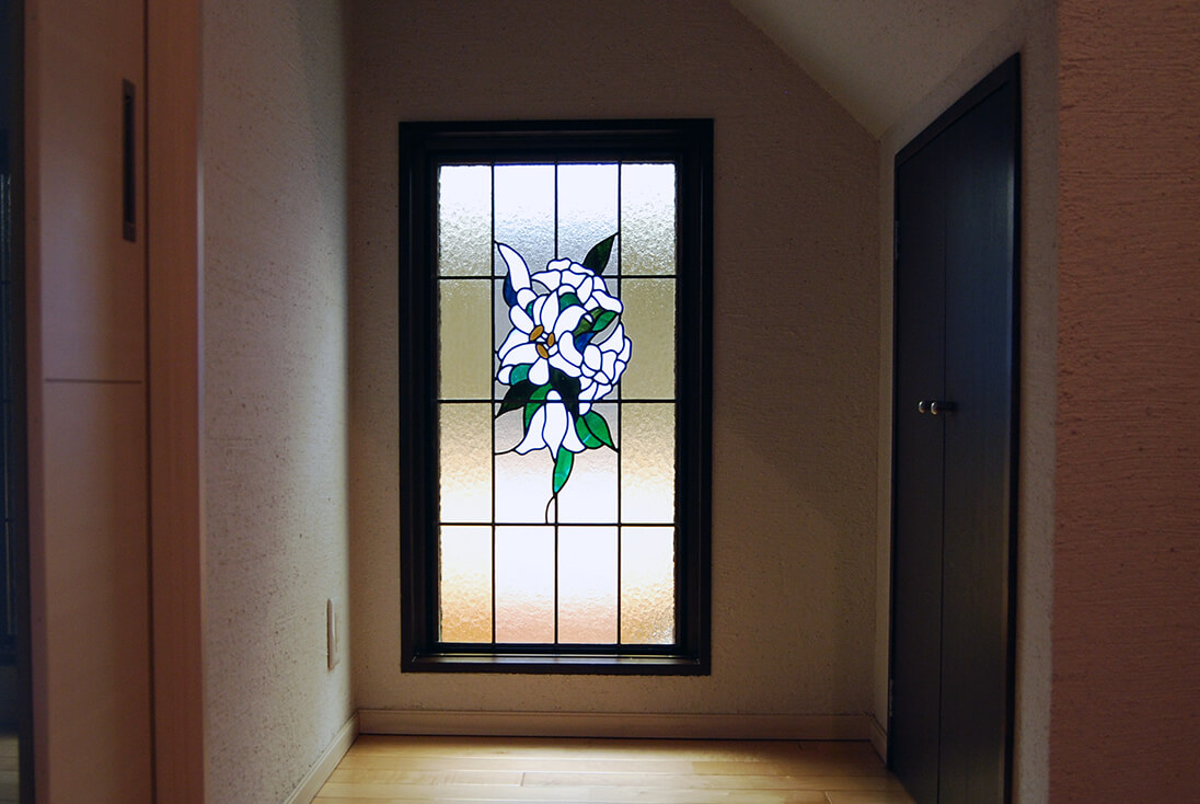 花・植物・風景のデザイン-028「ユリと格子」 玄関窓に取り付けたユリのステンドグラス