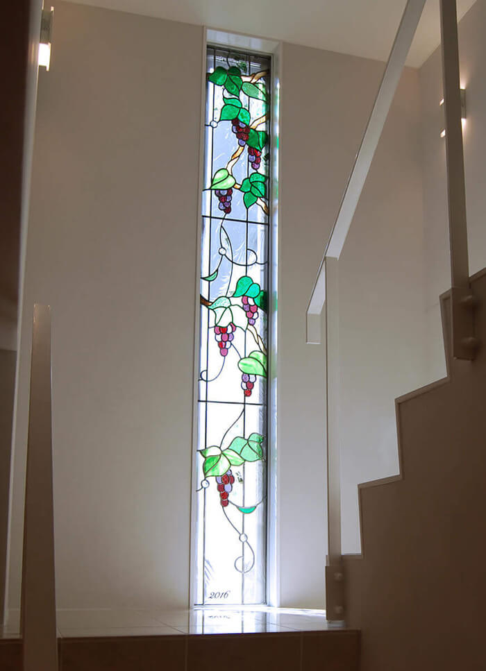 自然光を取り入れたぶどうと蔦のステンドグラス