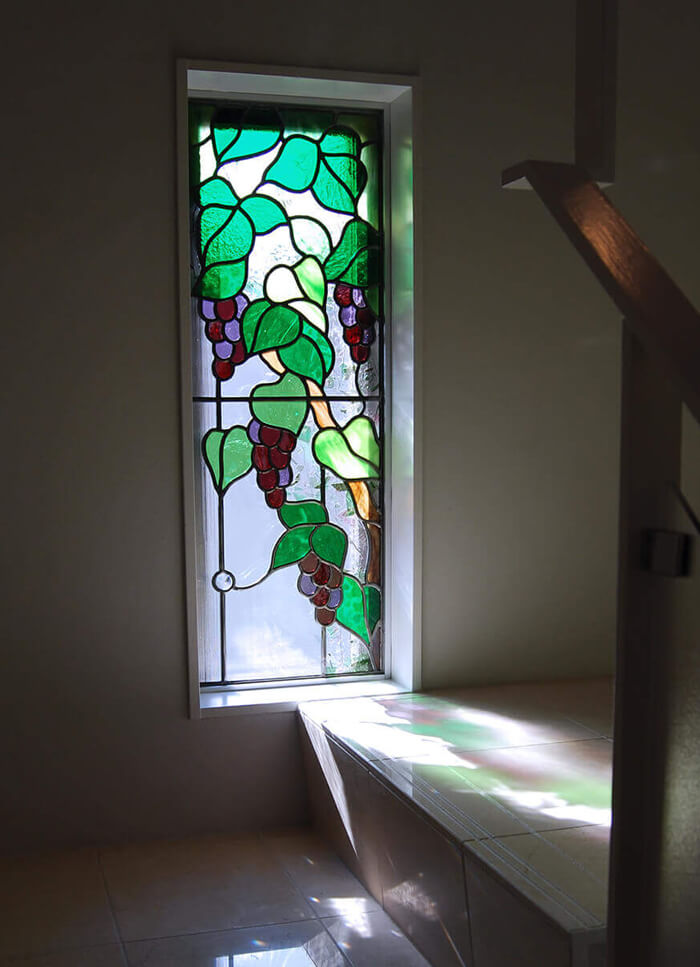 階段FIX窓に取り付けたぶどうをモチーフにデザインしたステンドグラス