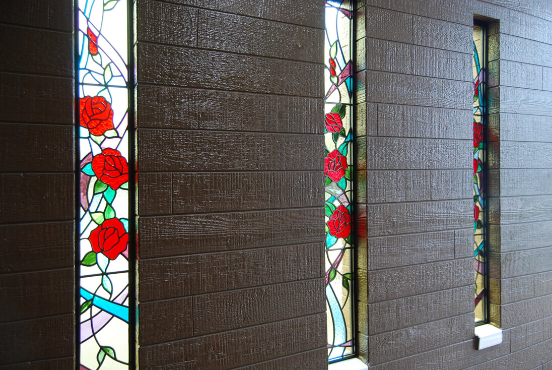 バラ・ブドウのデザイン-013「バラと抽象的なデザイン」 自然光を取り入れたバラのステンドグラス