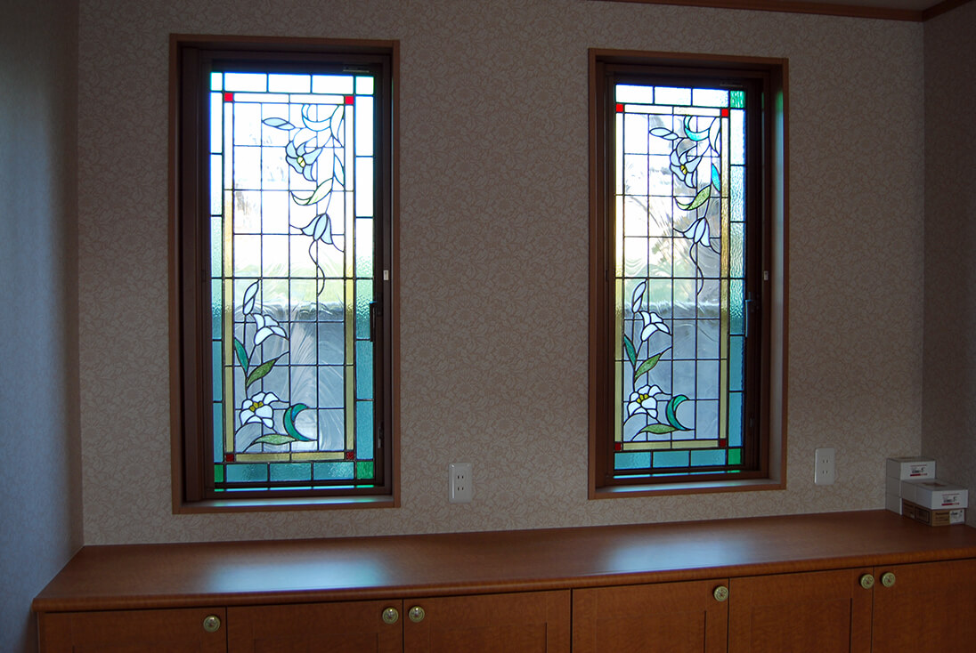 花・植物・風景のデザイン-026「ユリと格子」 自然光を取り入れたユリのステンドグラス