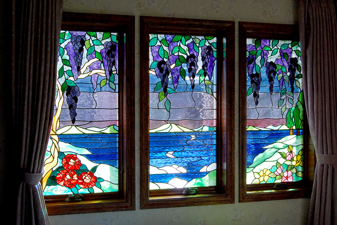 花・植物・風景のデザイン-025「藤と湖畔の風景」 自然光を取り入れた湖畔の風景のステンドグラス