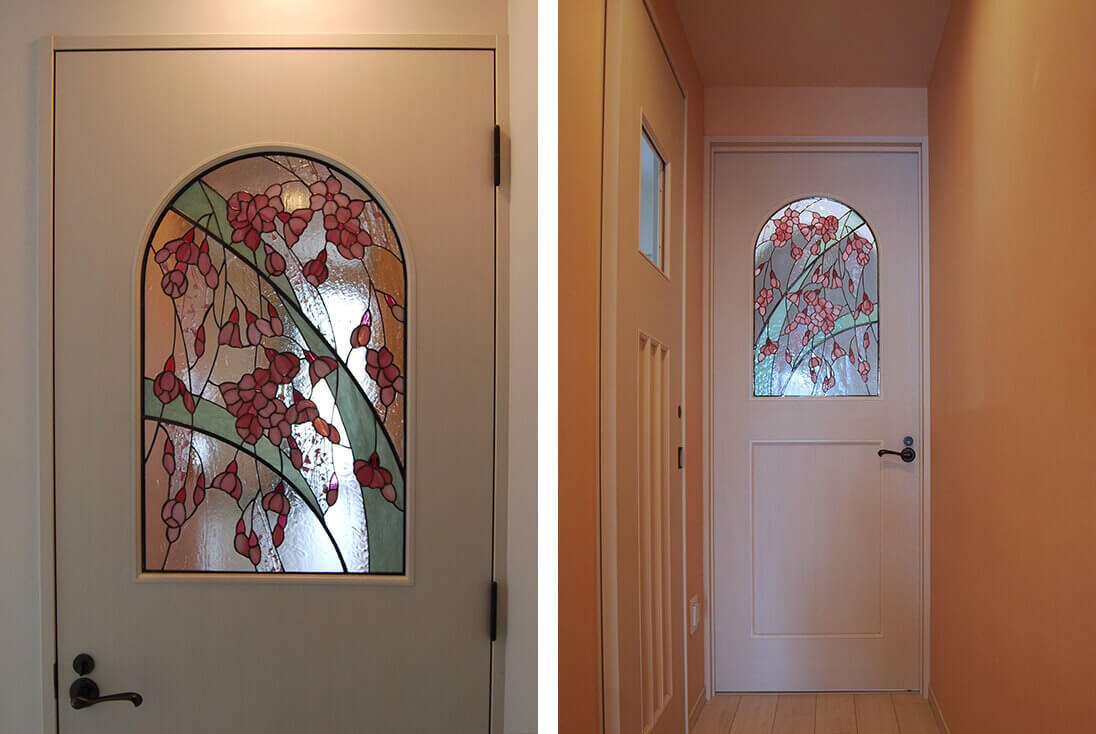 花・植物・風景のデザイン-024「枝垂れ桜」 建具に取り付けた枝垂れ桜のステンドグラス