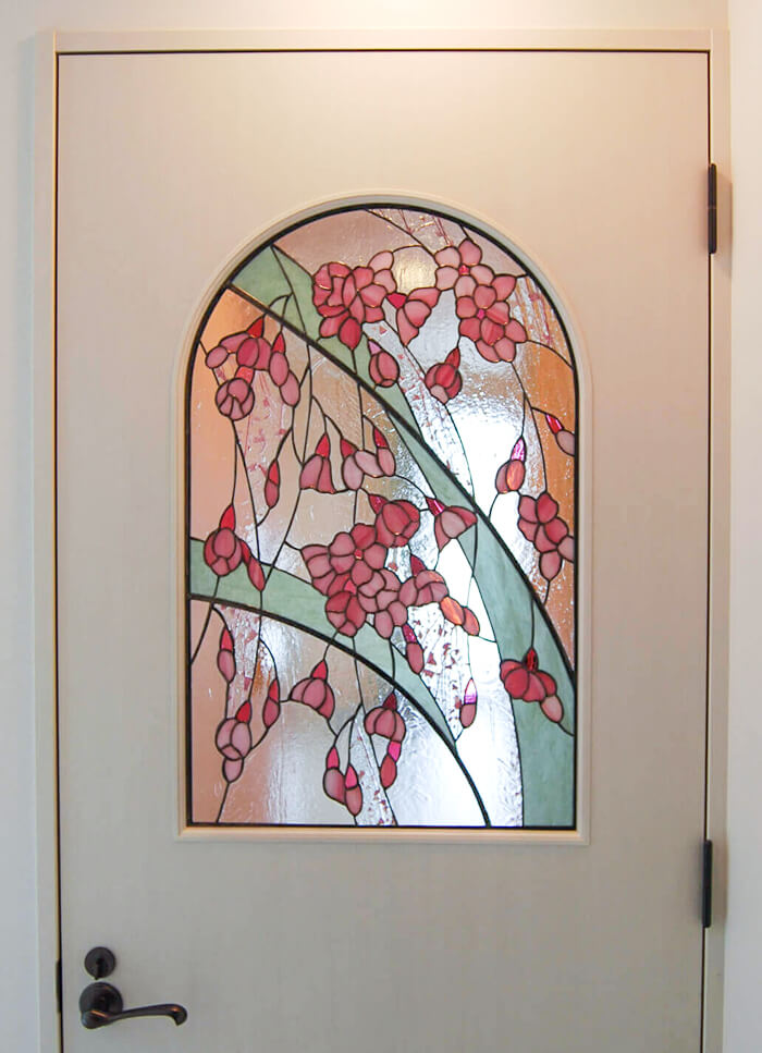 白いドアに映える枝垂れ桜のステンドグラス