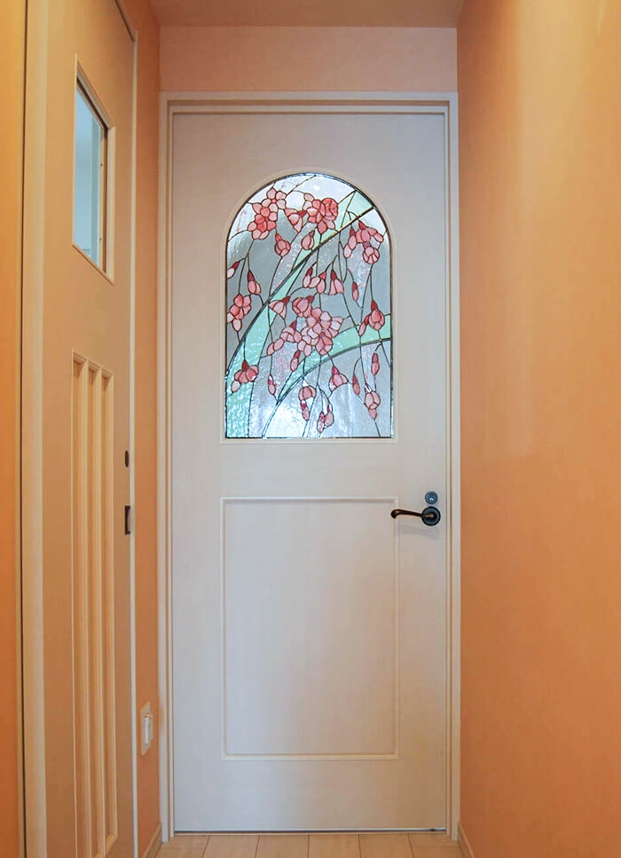 建具に取り付けた枝垂れ桜のステンドグラス