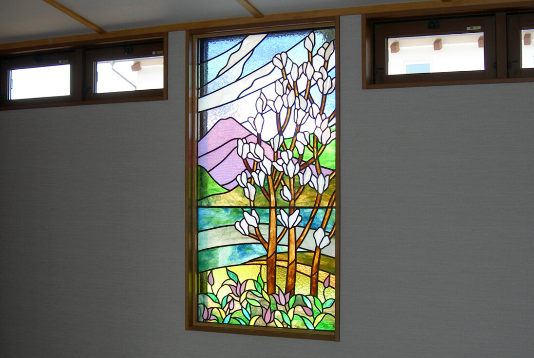 花・植物・風景のデザイン-034「コブシと山の風景」　取り付けたコブシと山の風景のステンドグラス