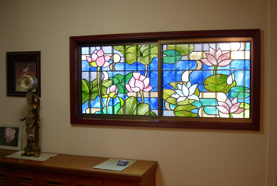 花・植物・風景のデザイン-031「睡蓮」　取り付けた睡蓮のステンドグラスとインテリア
